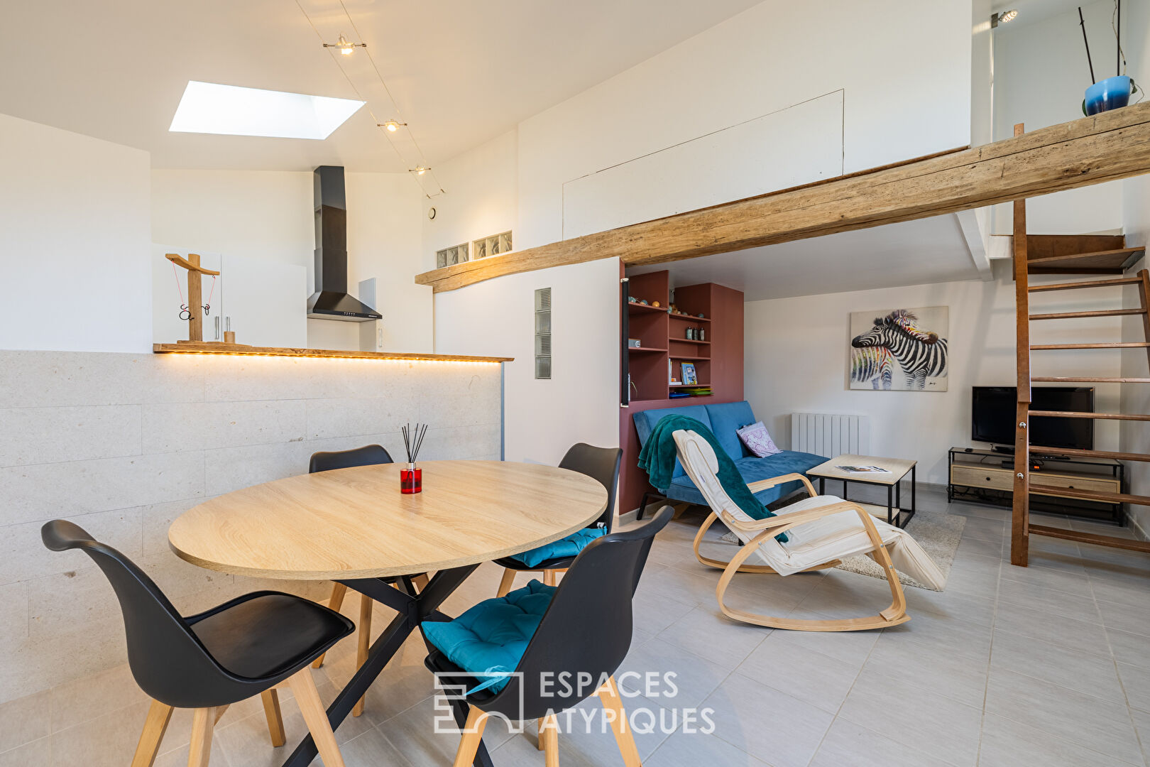 Former wine cellar converted into a loft with a glass roof and independent studio