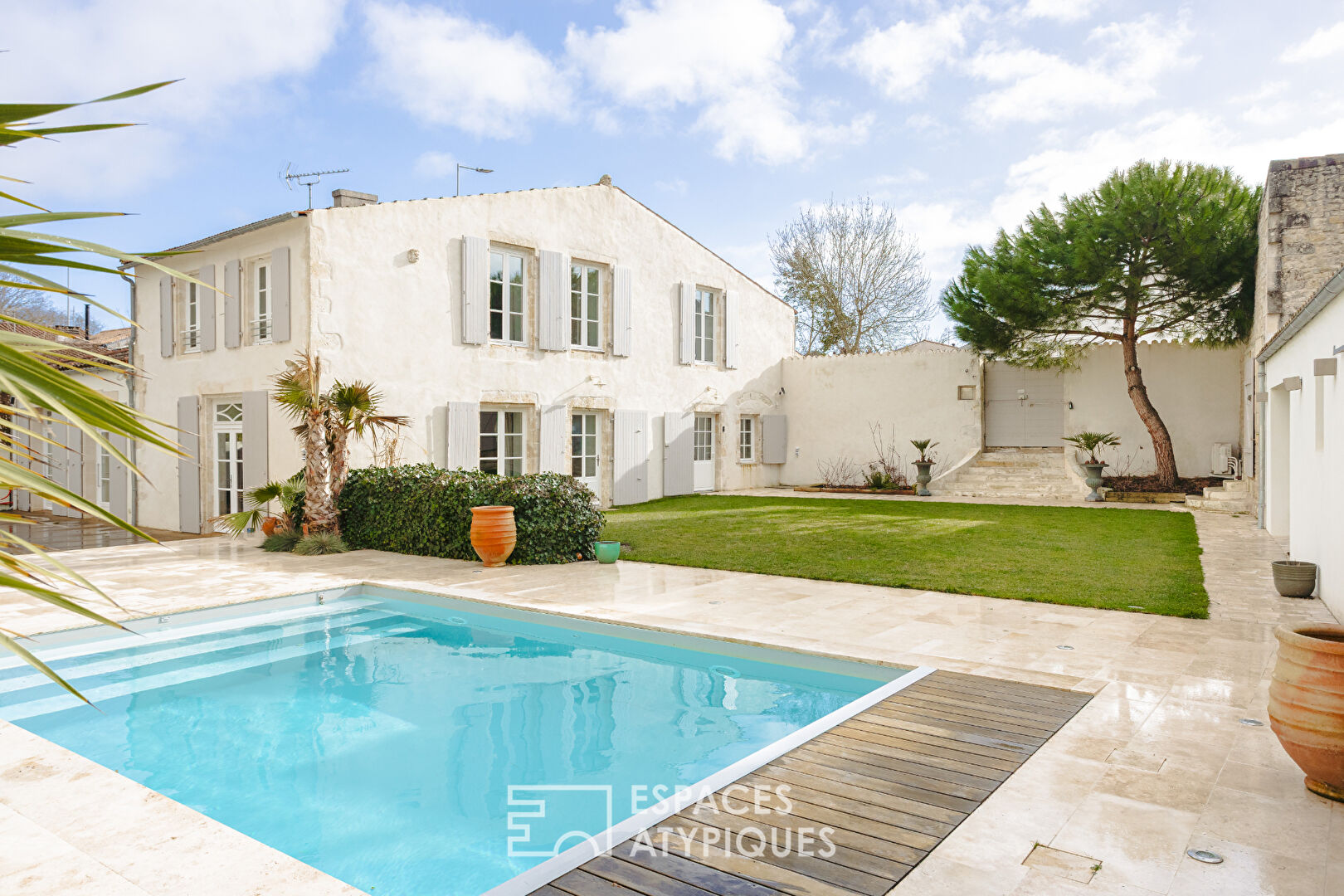 Demeure d&rsquo;exception avec jardin et garage