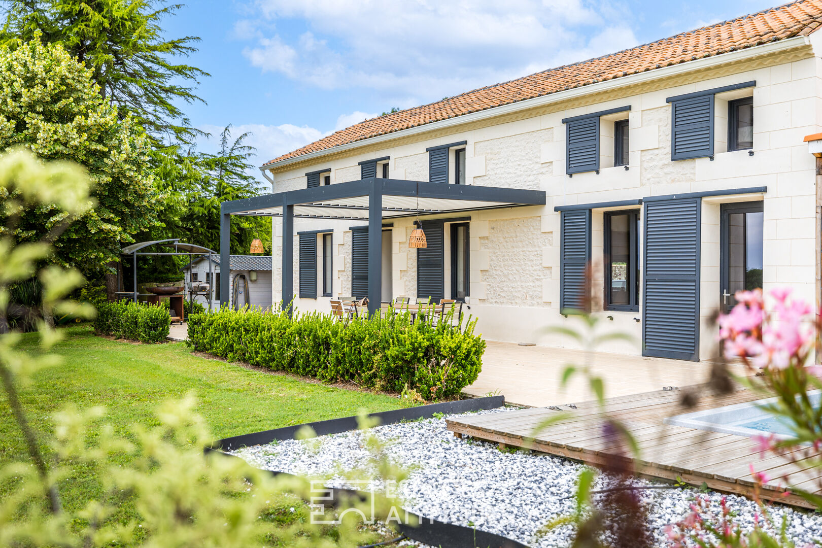 Propriété charentaise alliant charme et confort