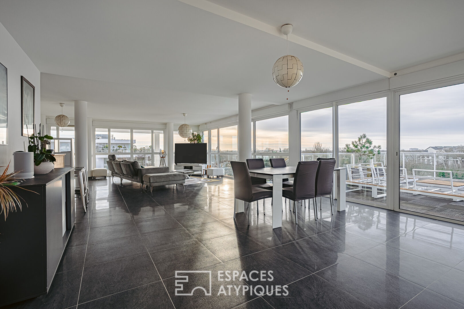 Penthouse lumineux à la vue panoramique et son garage XXL