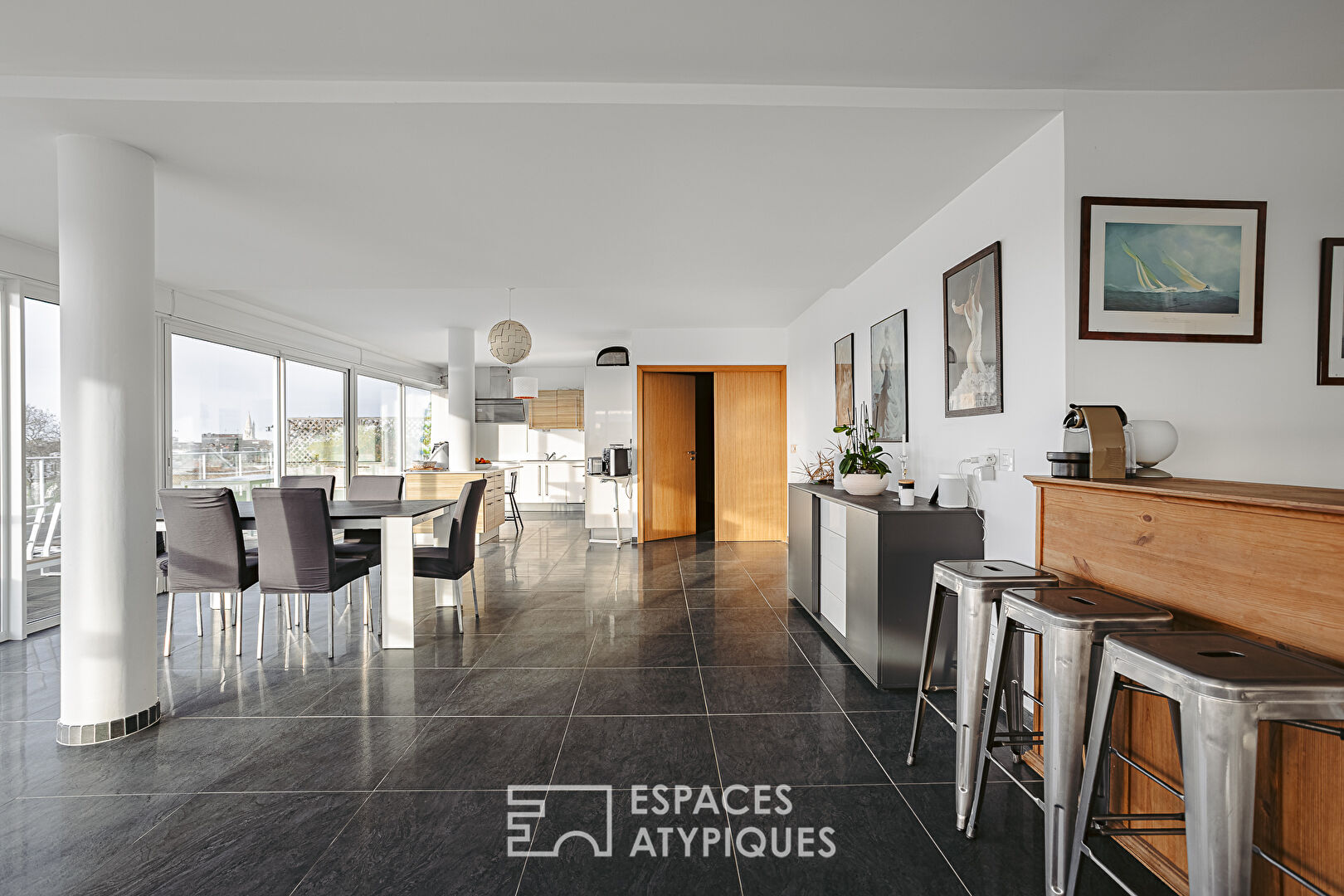 Penthouse lumineux à la vue panoramique et son garage XXL