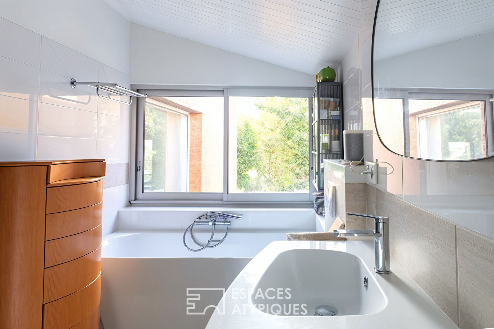 Architect-designed villa with a seventies signature