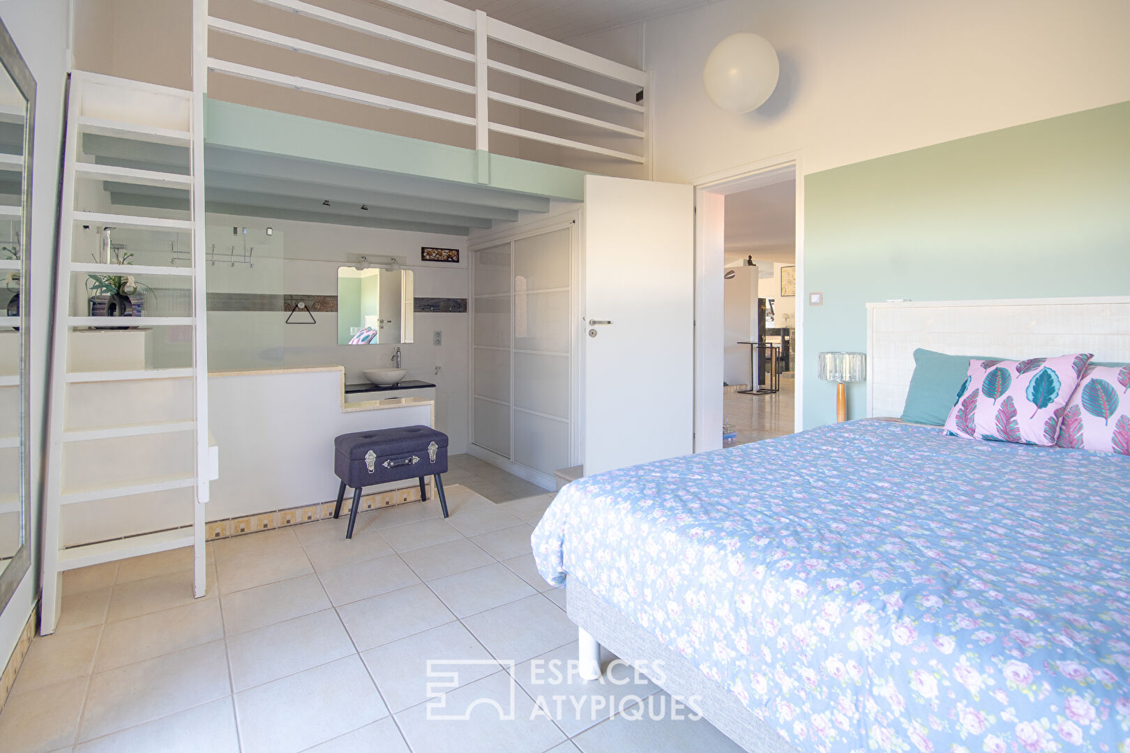 Architect-designed villa with a seventies signature