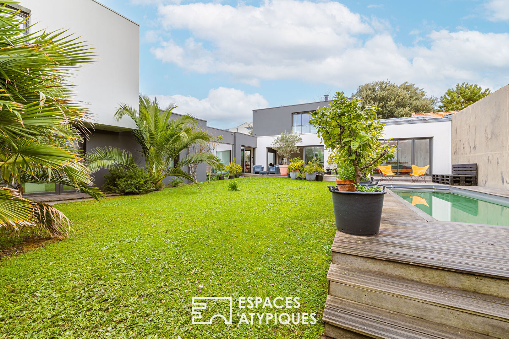 An urban oasis for this contemporary woman from La Rochelle