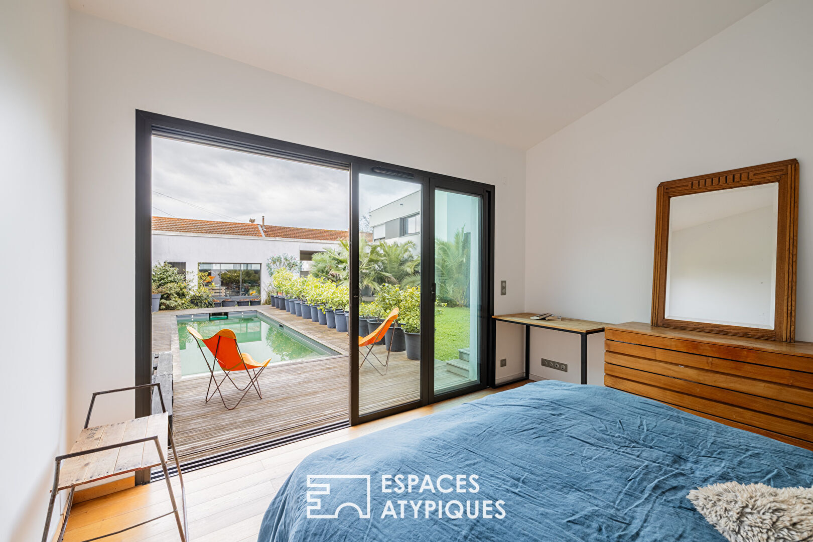 An urban oasis for this contemporary woman from La Rochelle