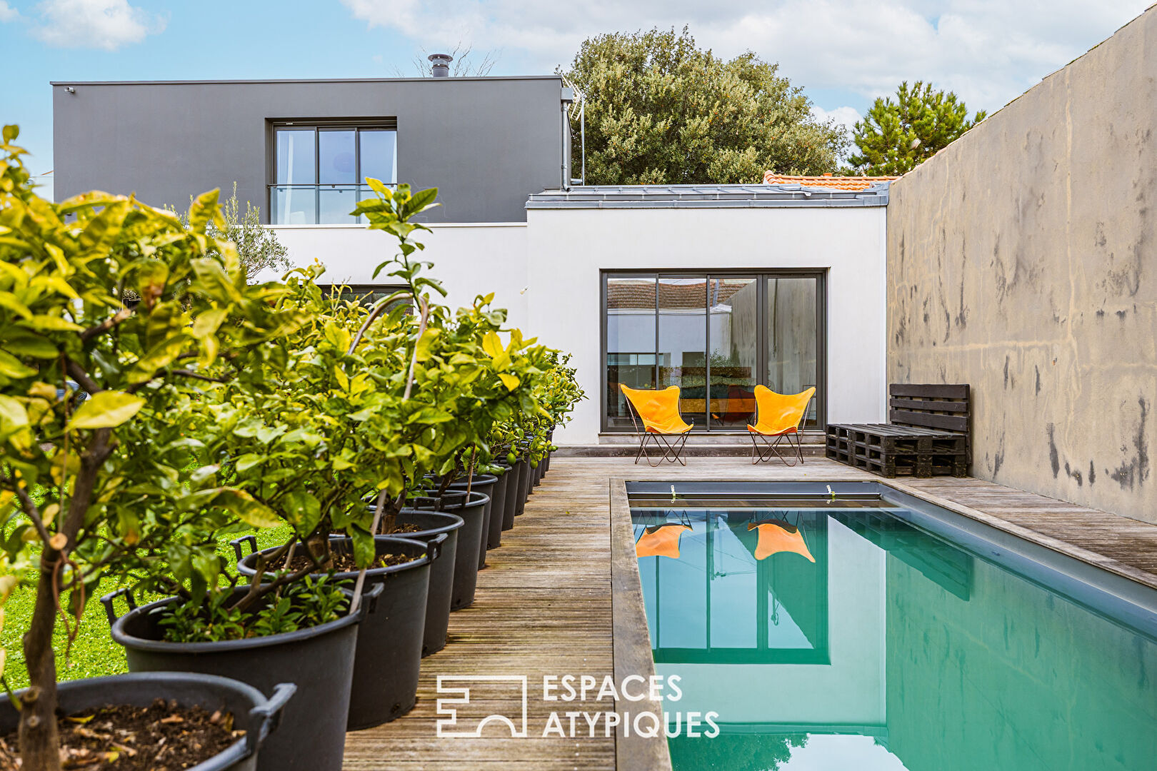 An urban oasis for this contemporary woman from La Rochelle