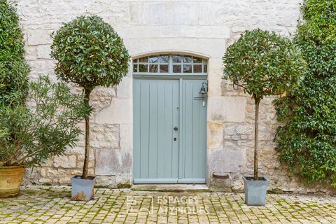 Maison de bourg rénovée et son jardin intime avec piscine