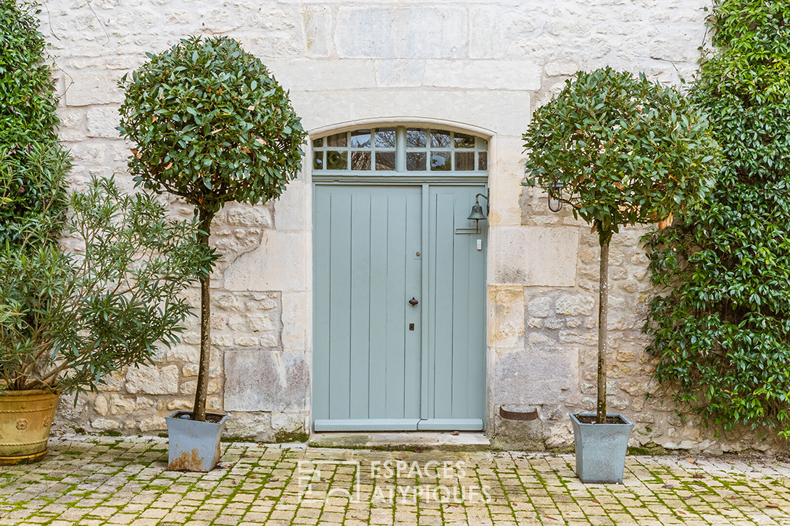 Maison de bourg rénovée et son jardin intime avec piscine