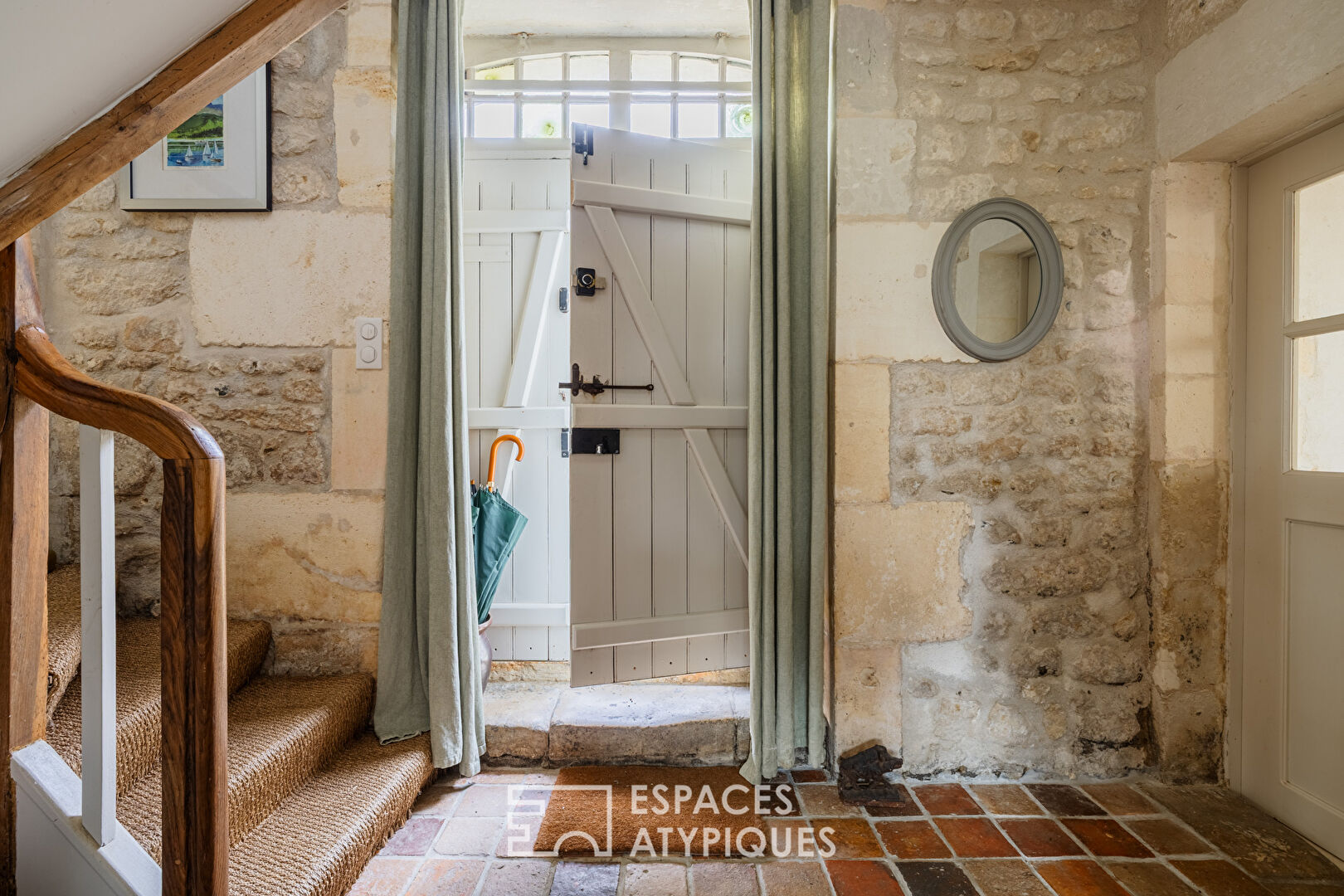 Maison de bourg rénovée et son jardin intime avec piscine