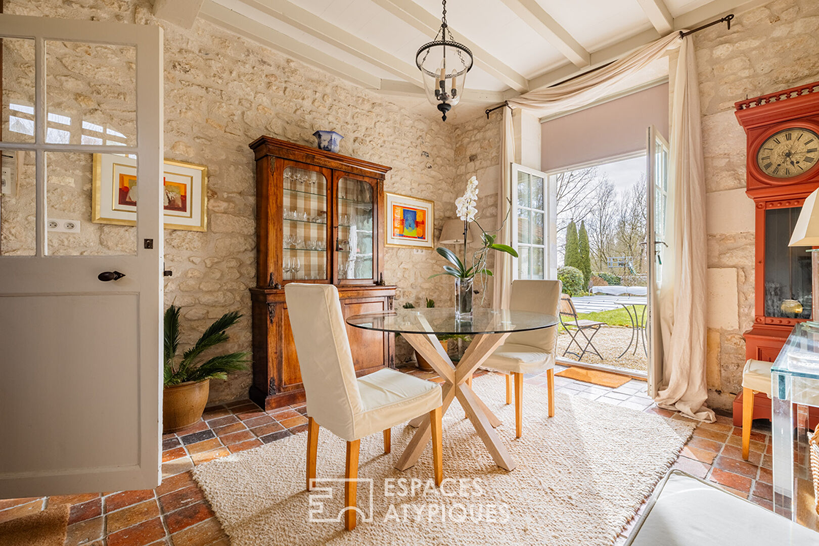 Maison de bourg rénovée et son jardin intime avec piscine