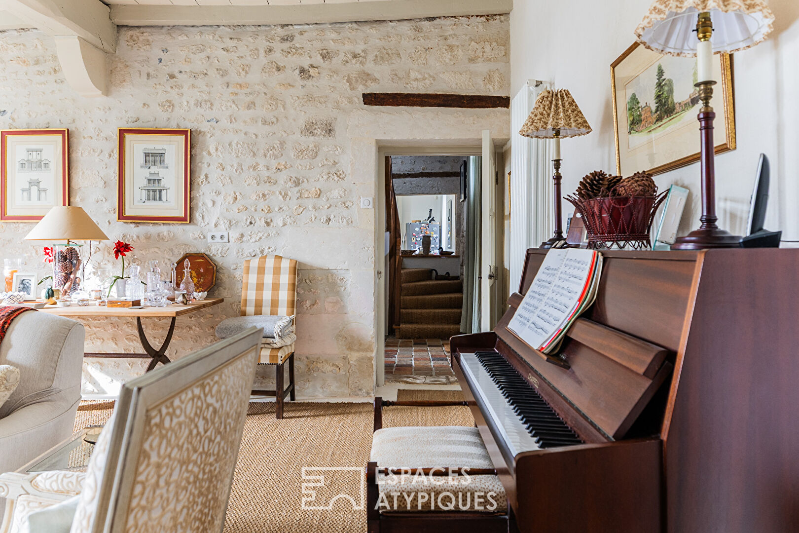 Maison de bourg rénovée et son jardin intime avec piscine