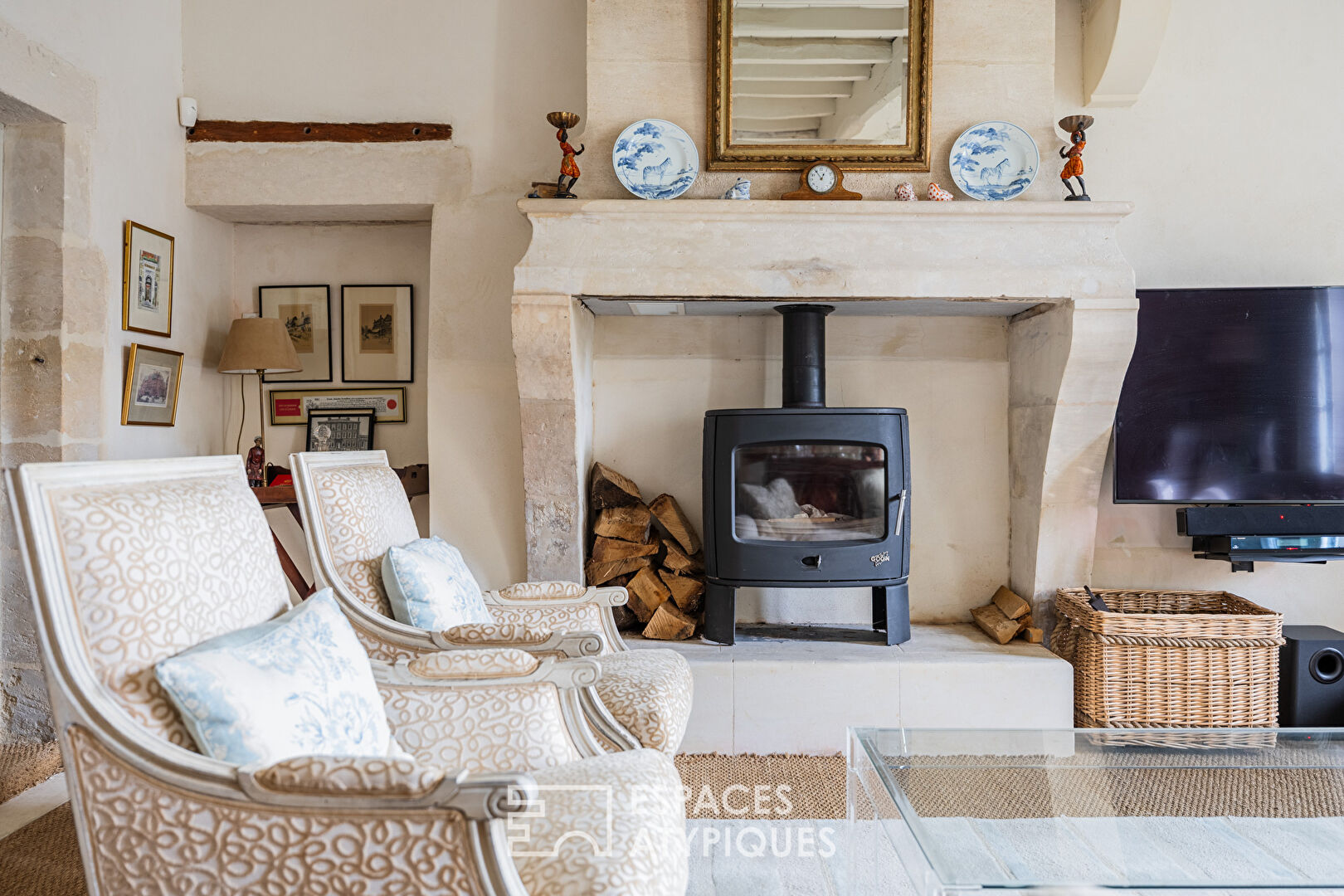 Maison de bourg rénovée et son jardin intime avec piscine