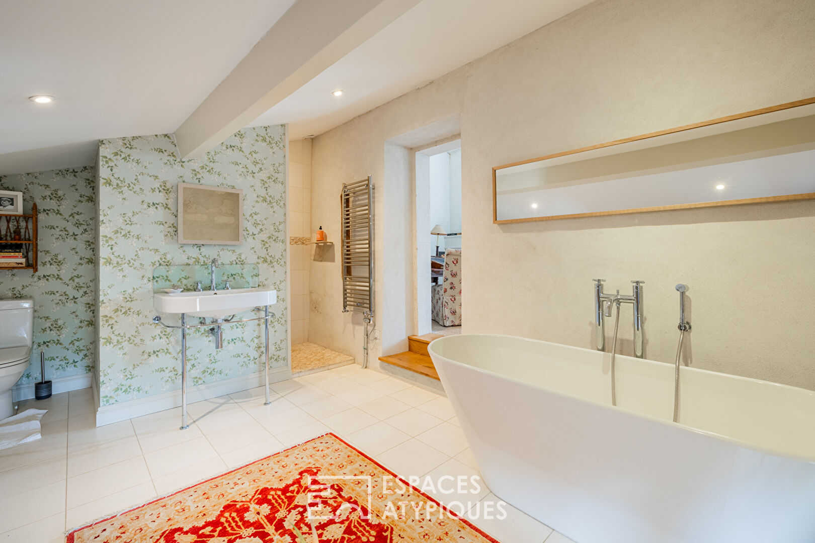 Maison de bourg rénovée et son jardin intime avec piscine