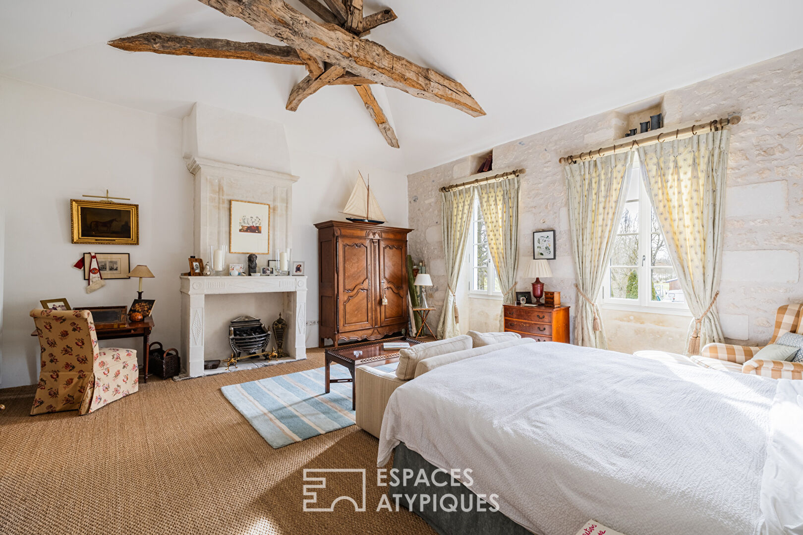 Maison de bourg rénovée et son jardin intime avec piscine