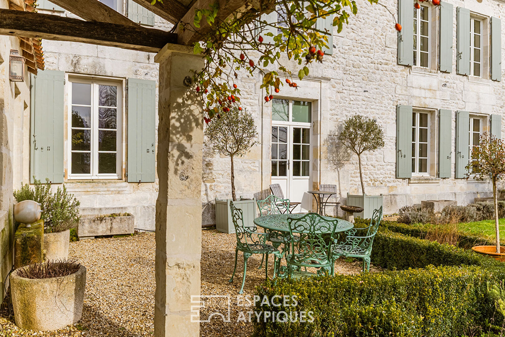 Maison de bourg rénovée et son jardin intime avec piscine