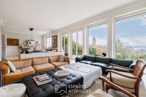 Maison des années 50 suspendue sur les hauteurs de la ville