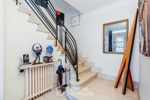 Maison des années 50 suspendue sur les hauteurs de la ville