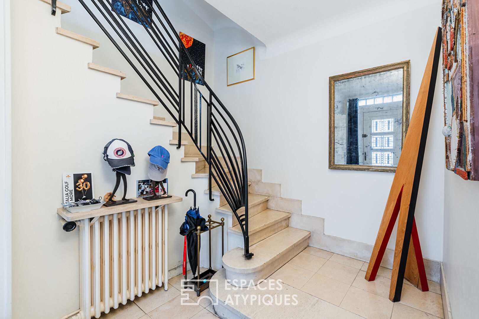 Maison des années 50 suspendue sur les hauteurs de la ville