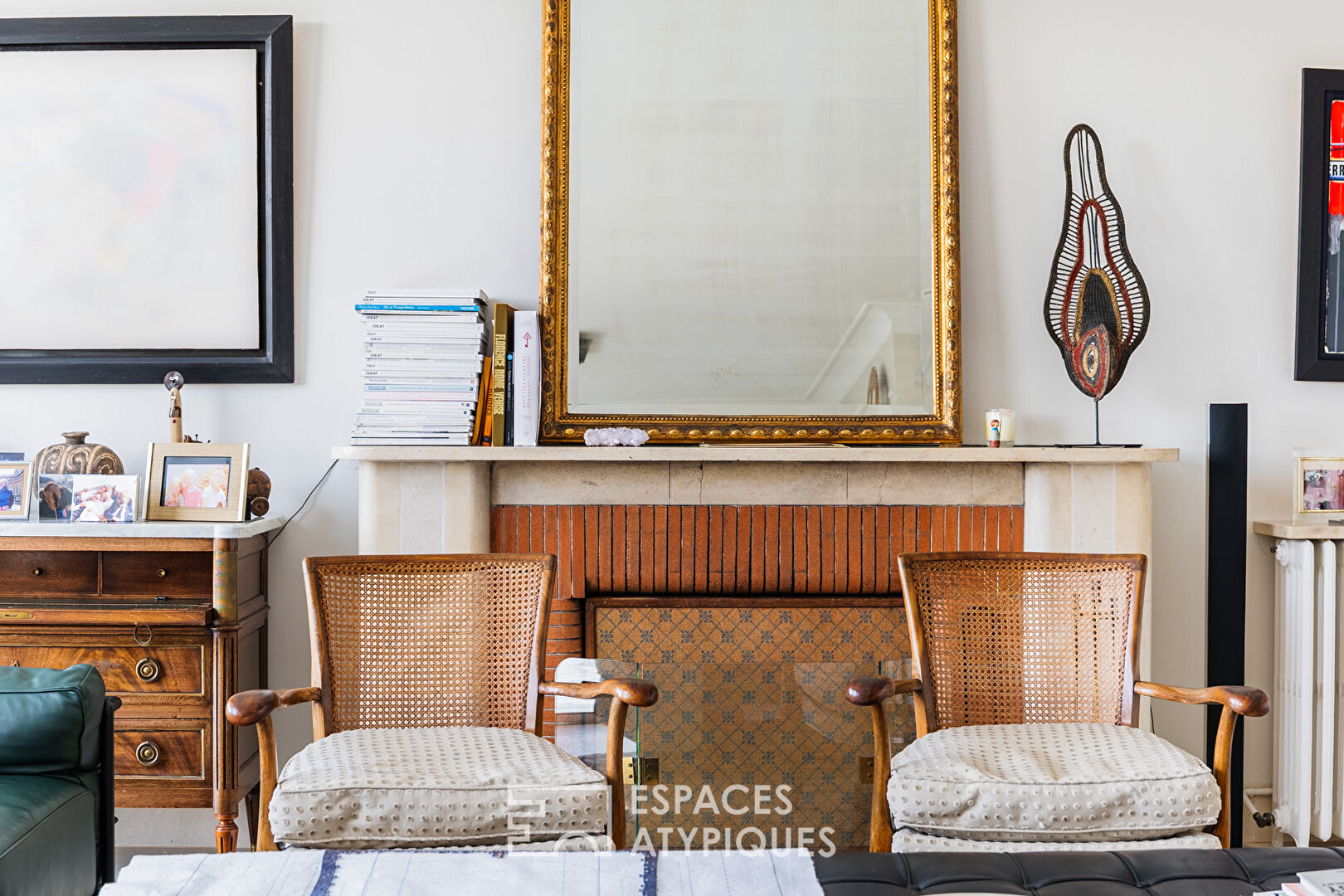 Maison des années 50 suspendue sur les hauteurs de la ville