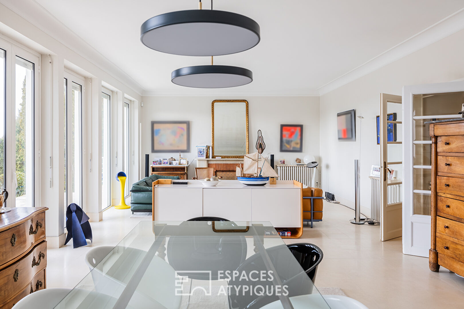 Maison des années 50 suspendue sur les hauteurs de la ville