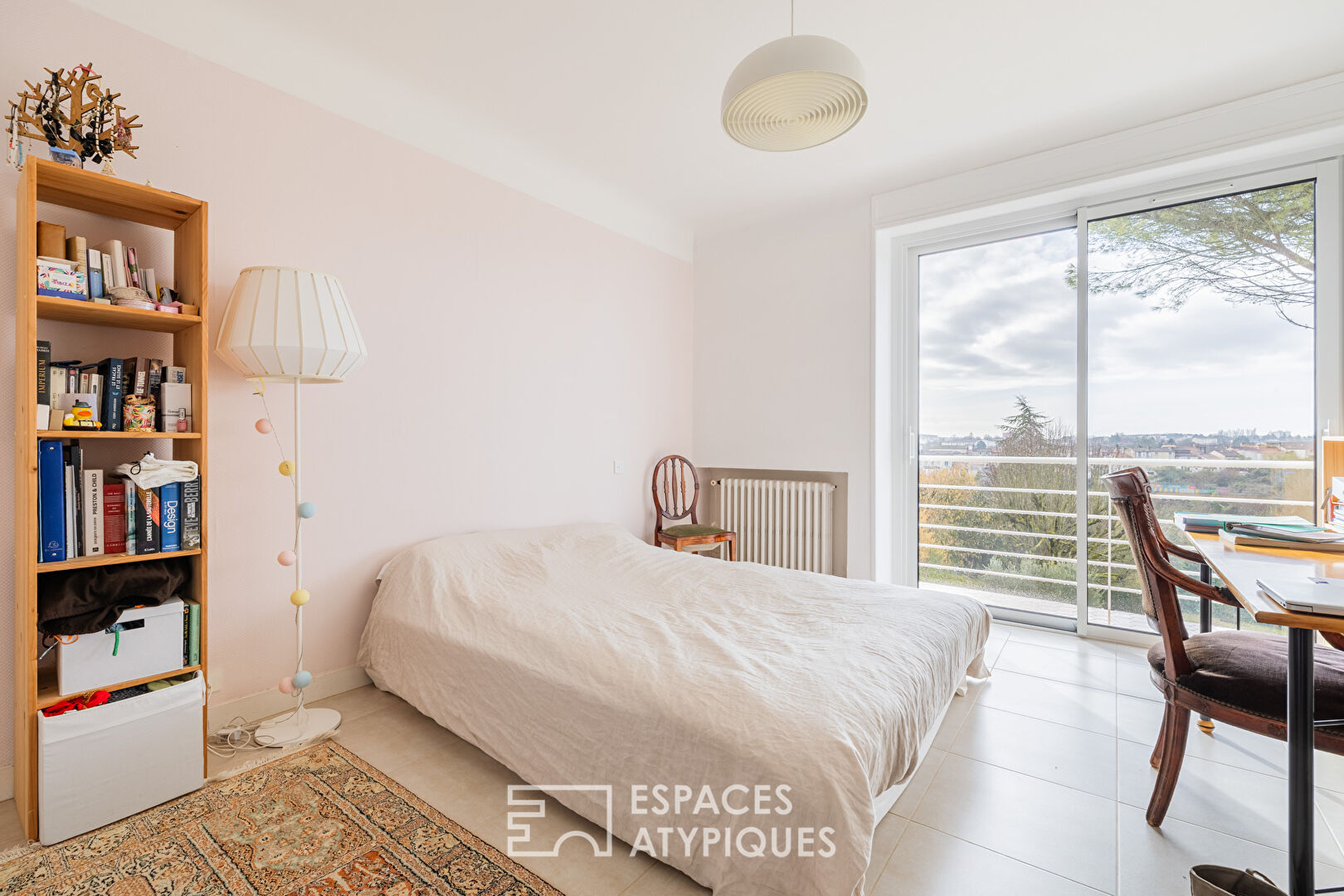 Maison des années 50 suspendue sur les hauteurs de la ville