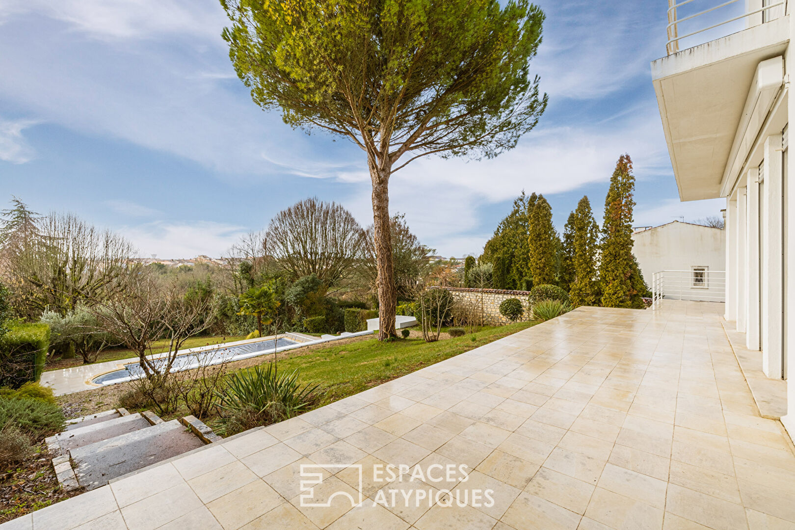 Maison des années 50 suspendue sur les hauteurs de la ville