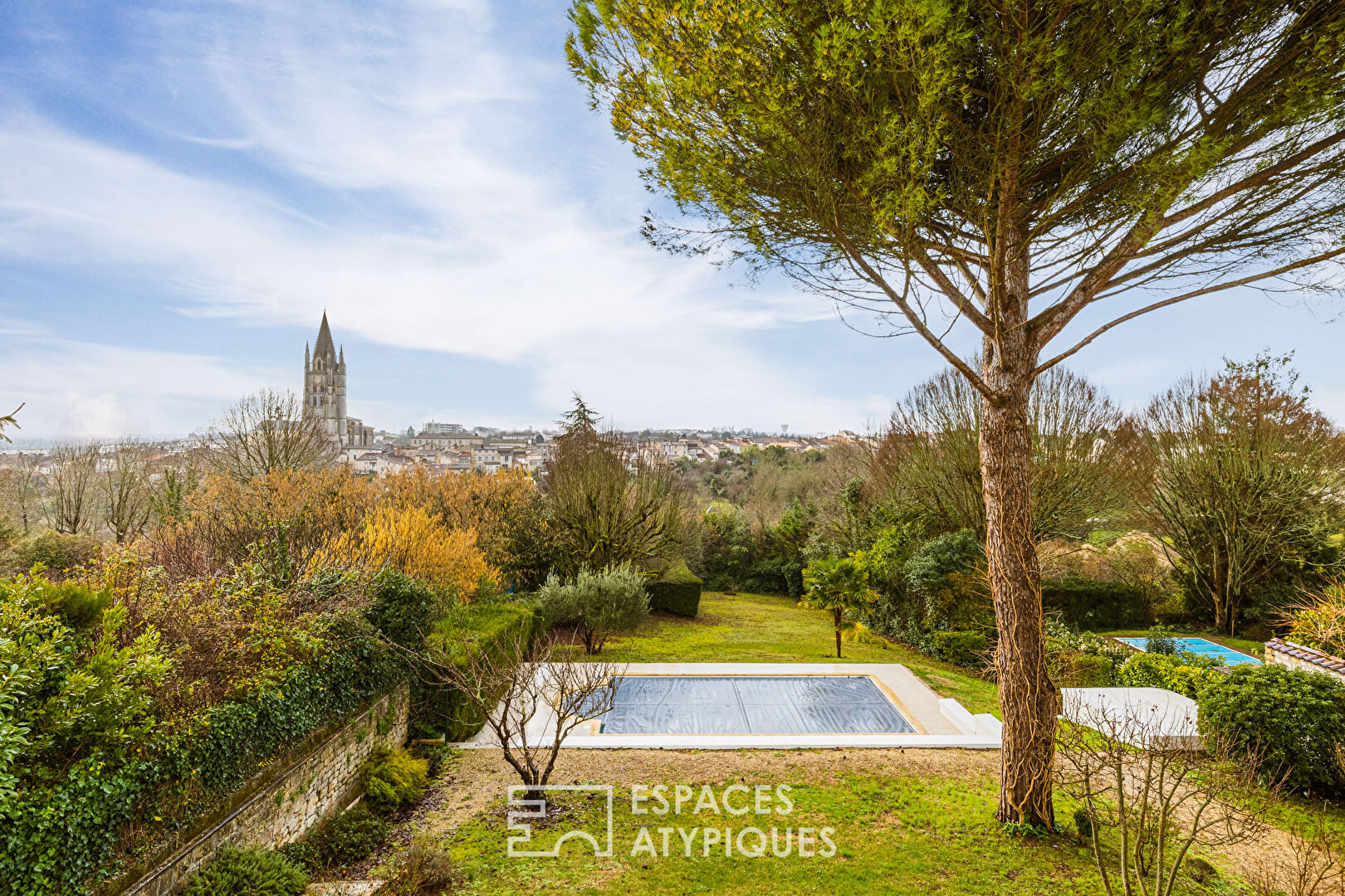 Maison des années 50 suspendue sur les hauteurs de la ville