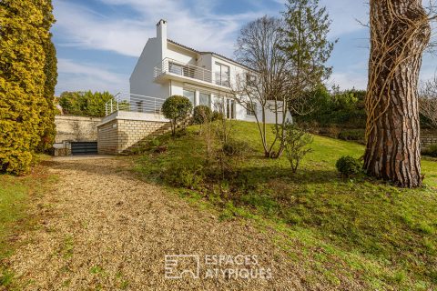 A 1950s house perched on the city’s heights