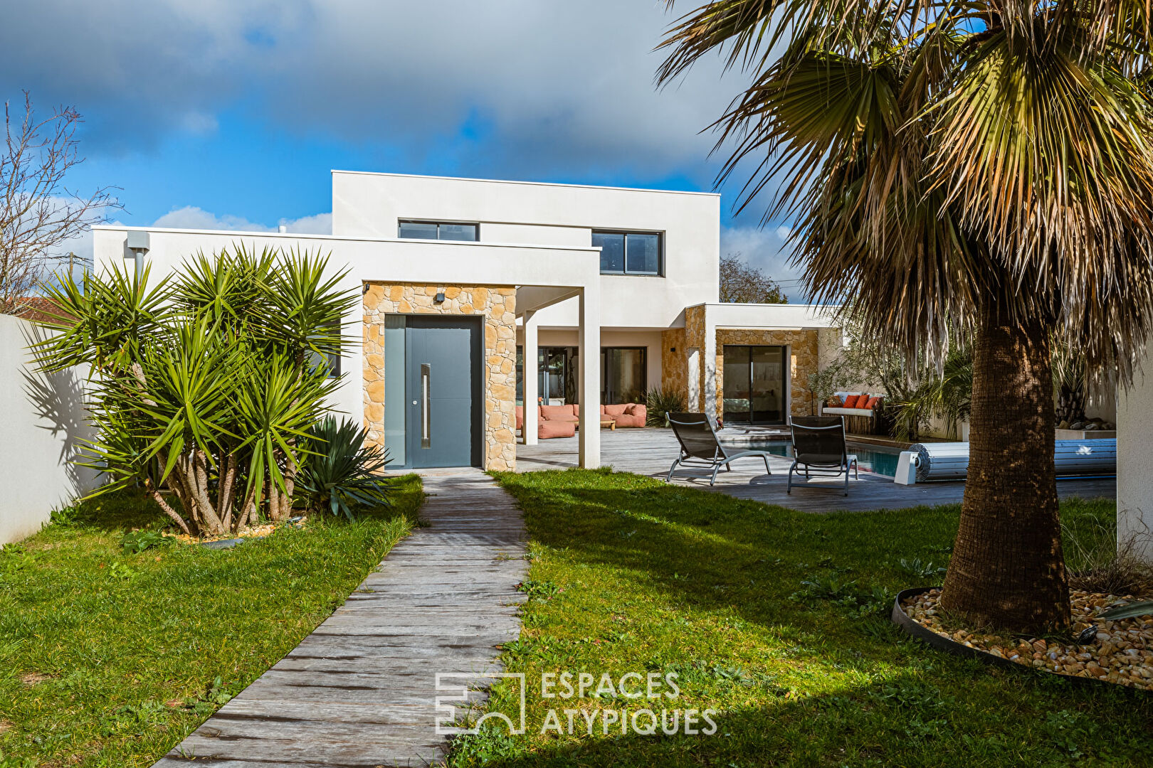 Maison d&rsquo;architecte solaire avec piscine