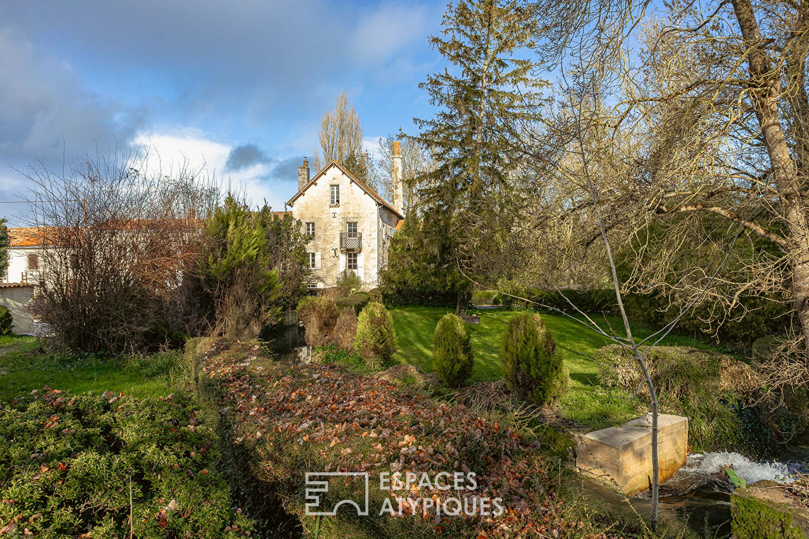 Ancien moulin aux maisons de charme et ses dépendances