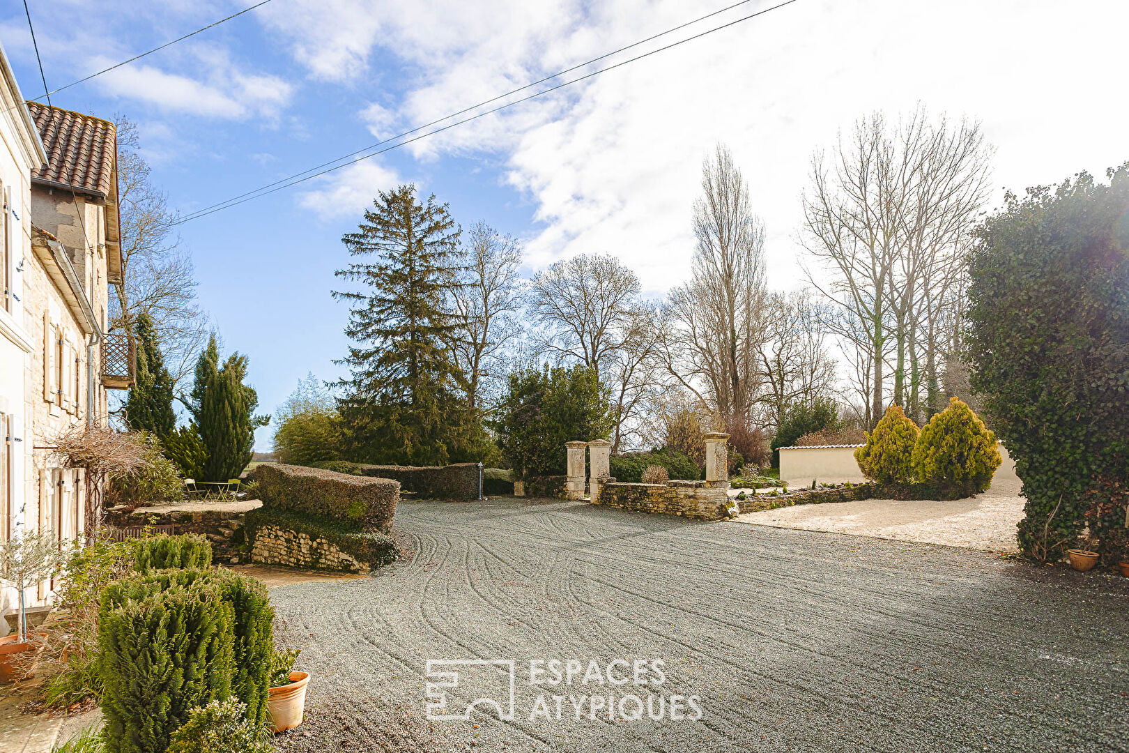 Ancien moulin aux maisons de charme et ses dépendances