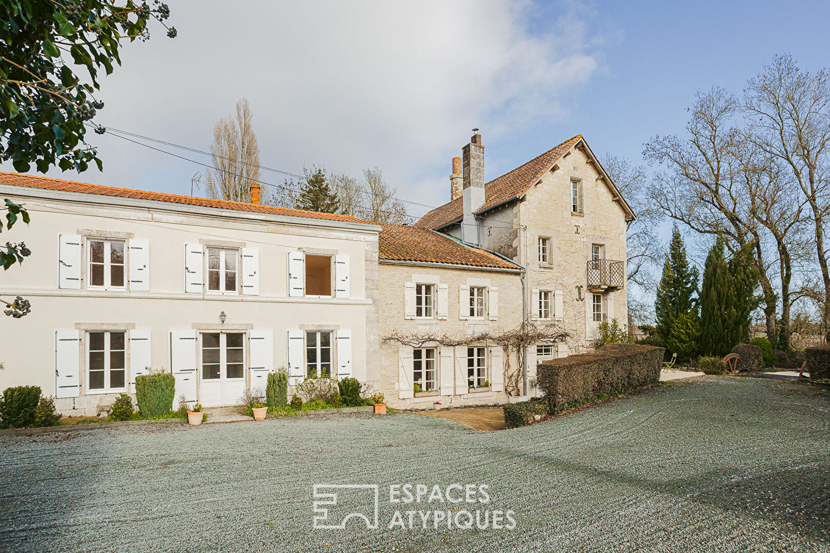 Ancien moulin aux maisons de charme et ses dépendances