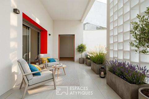 Prestigious renovation under a glass roof with fifties accents
