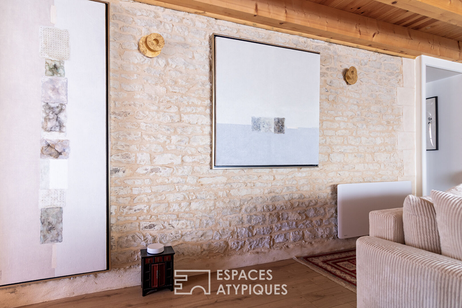 Élégance de la pierre et du bois dans une bâtisse de caractère