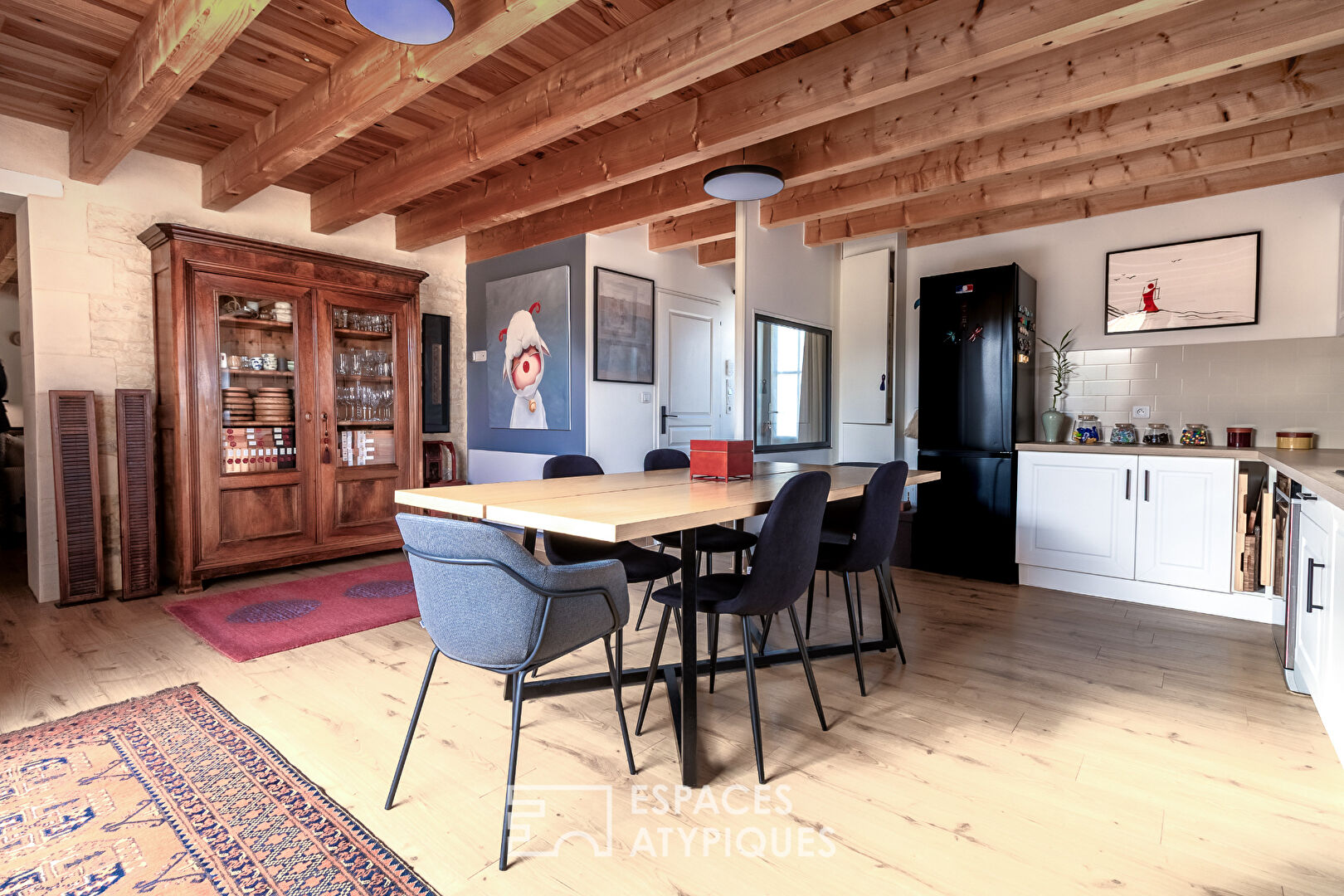 Élégance de la pierre et du bois dans une bâtisse de caractère