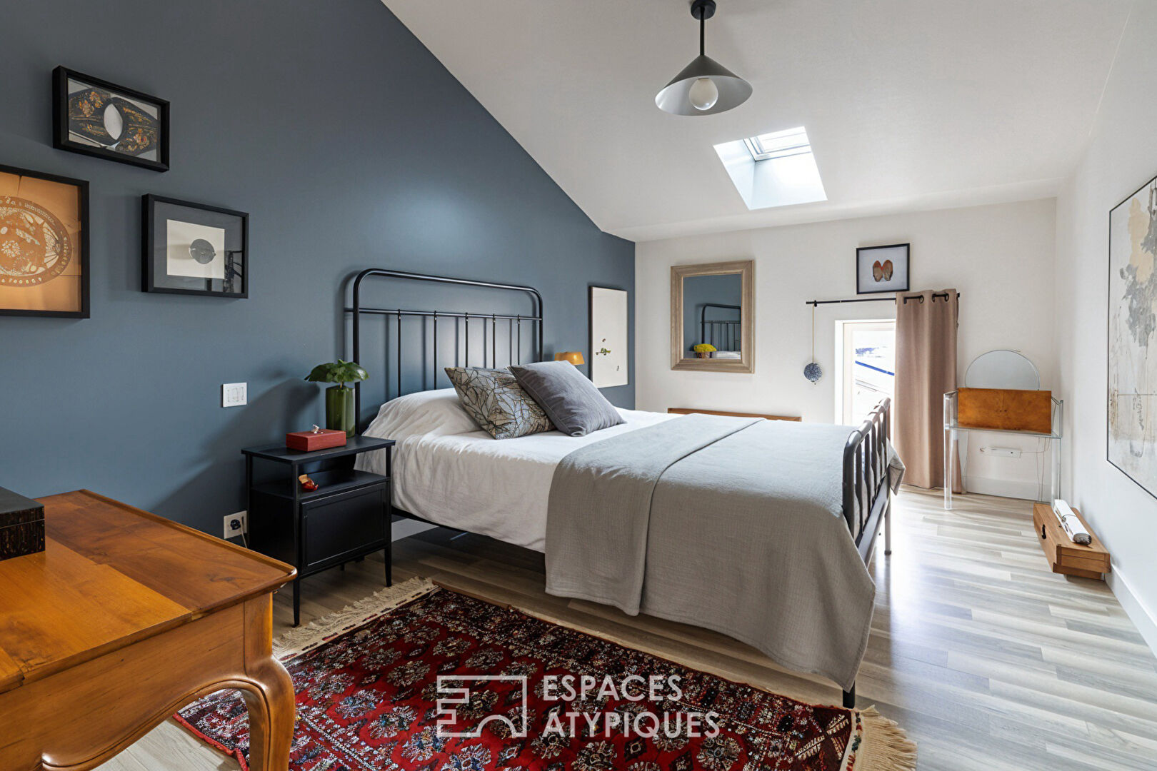 Élégance de la pierre et du bois dans une bâtisse de caractère