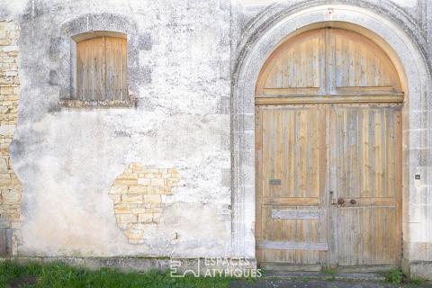 Majestueux presbytère en pierre : une page blanche au cachet historique
