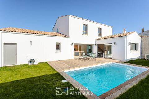 Contemporaine de bourg en commune bord de mer