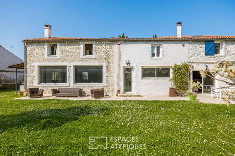 Propriété de caractère entre jardin secret et piscine