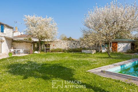 Propriété de caractère entre jardin secret et piscine