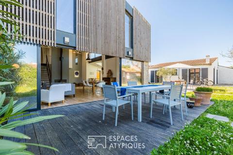 Ancien hangar sublimé en loft d&rsquo;exception avec jardin intimiste