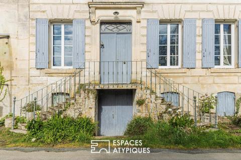Maison ancienne de charme avec terrasse sur pilotis et jardin bucolique
