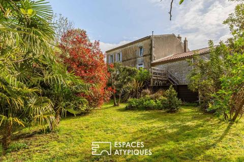 Maison ancienne de charme avec terrasse sur pilotis et jardin bucolique