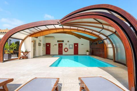 Architecture singulière et piscine toutes saisons à deux pas du littoral