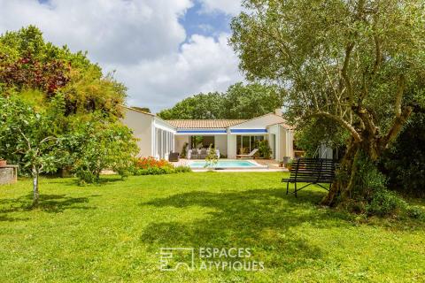 Villa avec piscine dans un écrin paysager