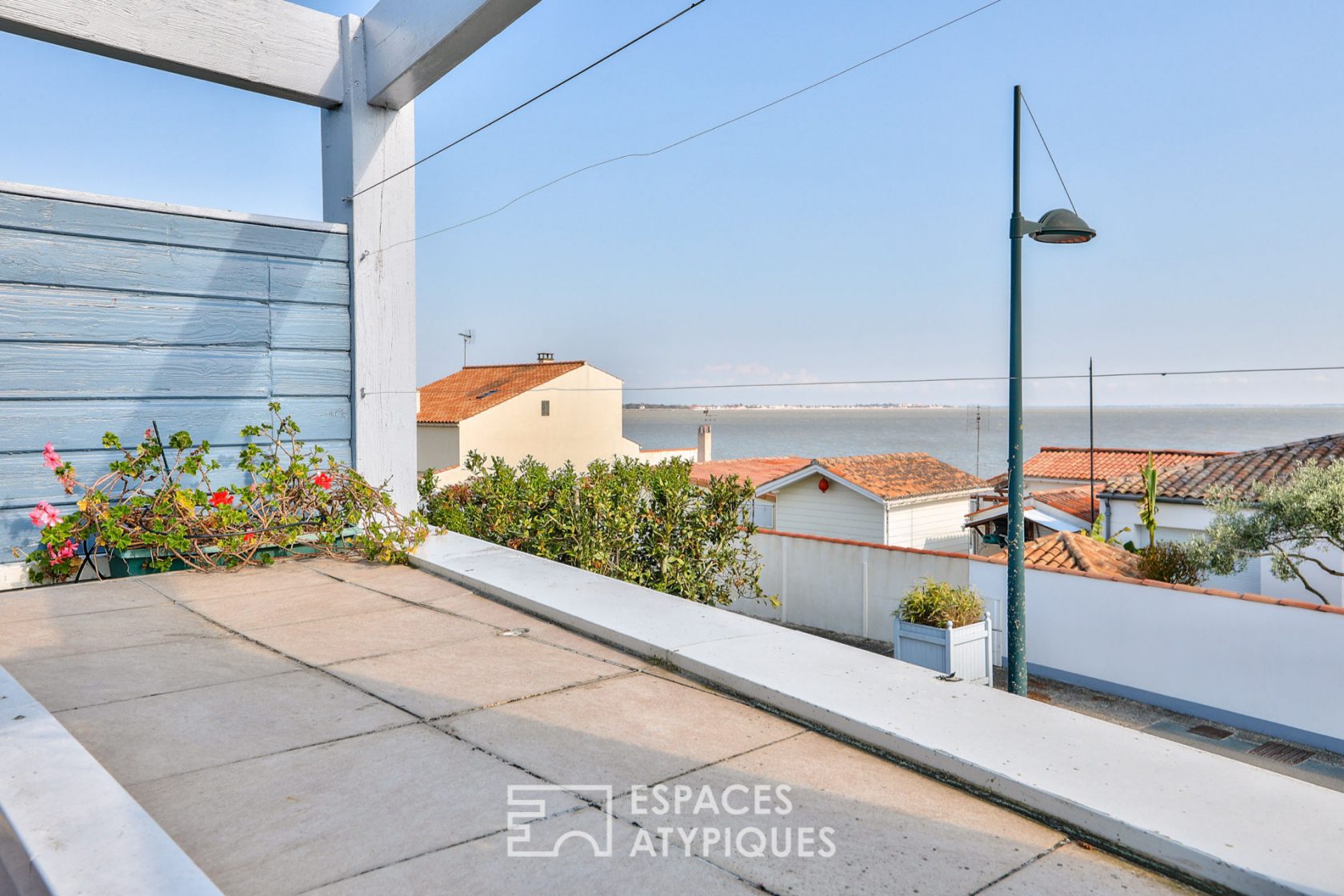 Villa avec terrasse sur le toit face à la mer