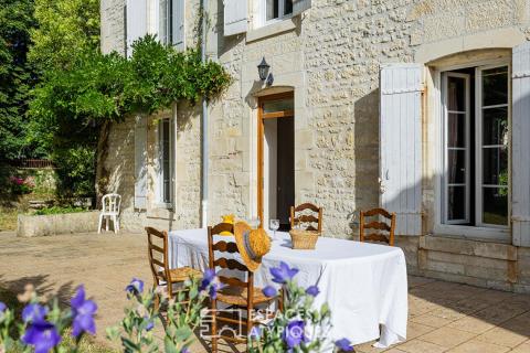 Maison de famille du XI Siècle au coeur de Taillebourg