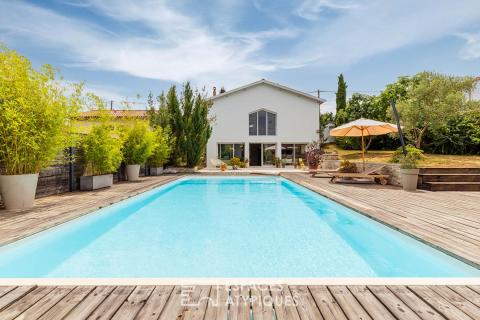 Maison réinventée pour une vie dedans-dehors