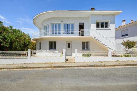 Villa des années 40, une signature architecturale au coeur du Château d&rsquo;Oléron