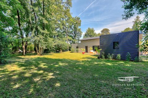 Contemporaine dans les bois